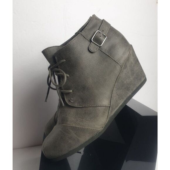 Women's Lace-Up Wedge Ankle Boots size 9.5 With Buckle Strap In Gray Faux Suede - Picture 4 of 9